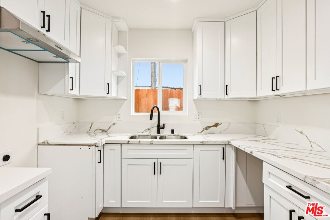 1320 W 51st Pl