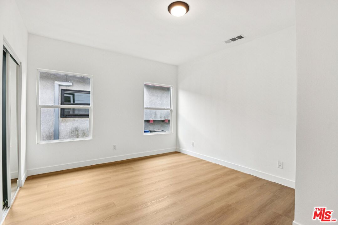 1320 W 51st Pl