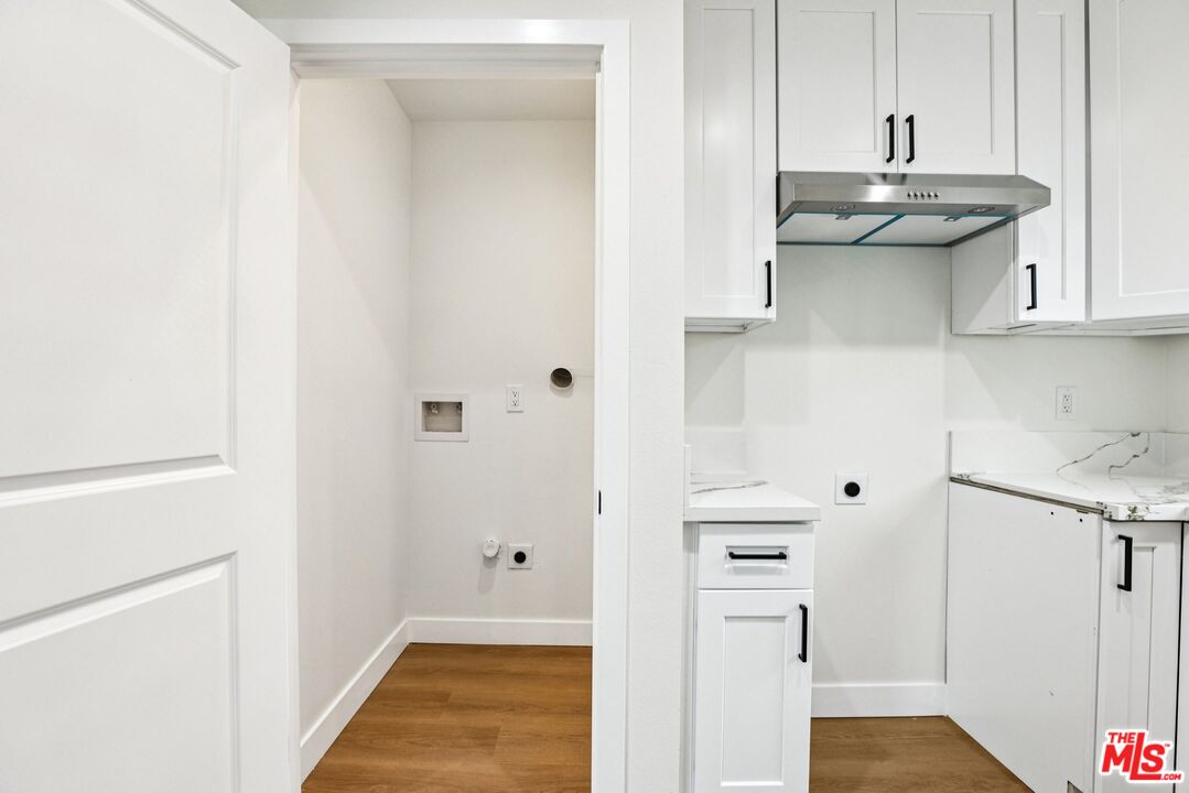 1320 W 51st Pl
