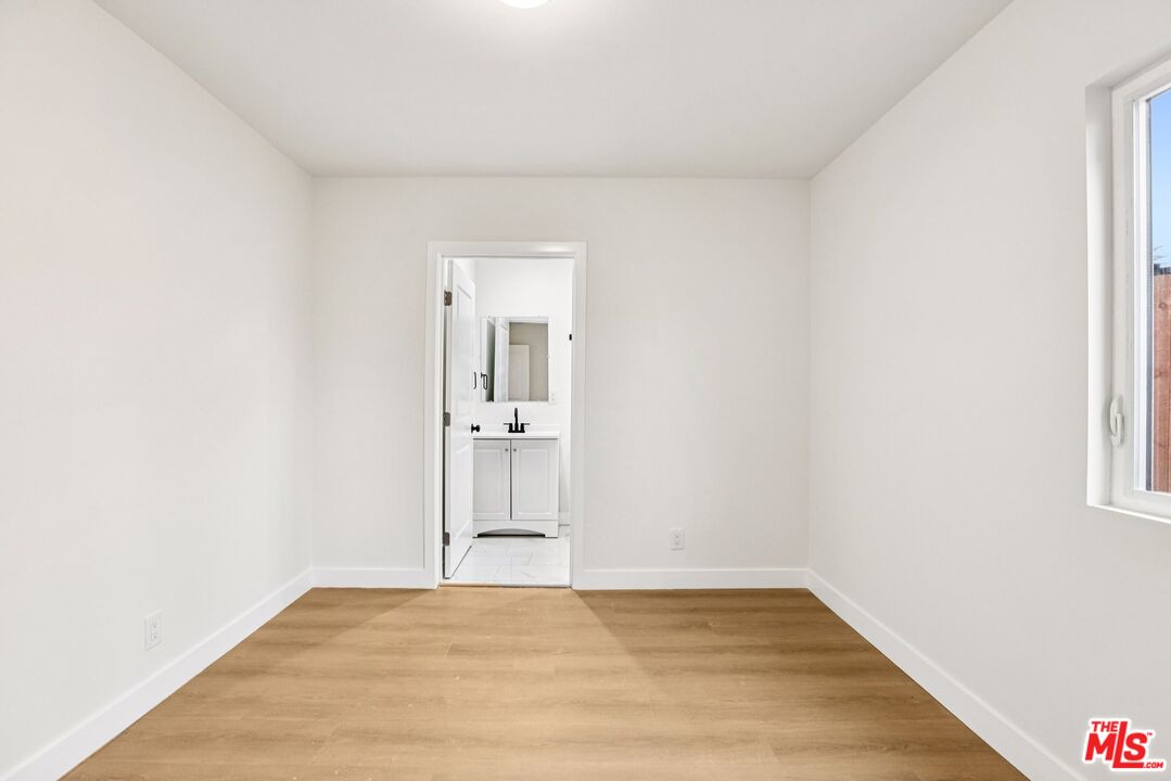 1320 W 51st Pl