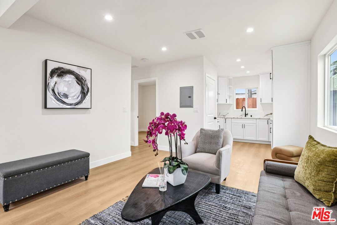 1320 W 51st Pl