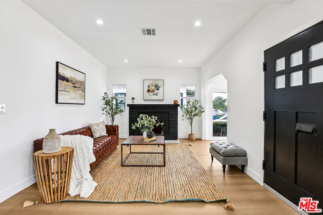 1320 W 51st Pl