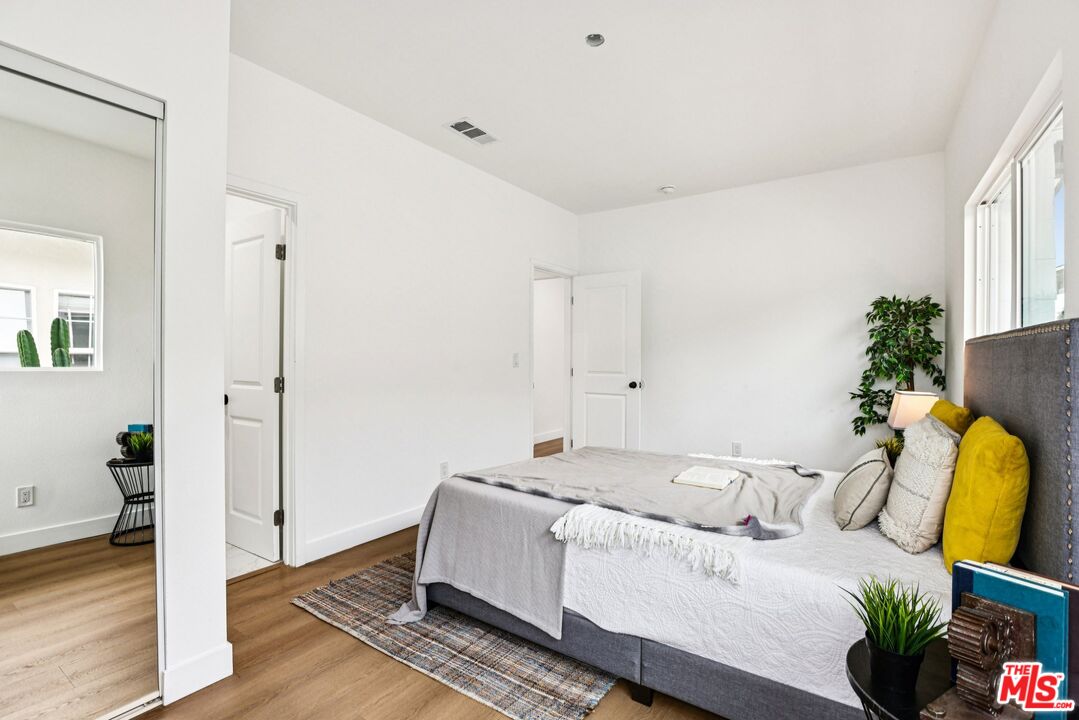 1320 W 51st Pl