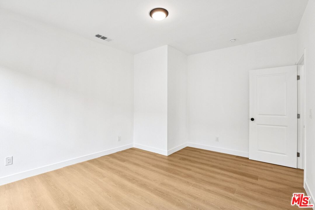 1320 W 51st Pl