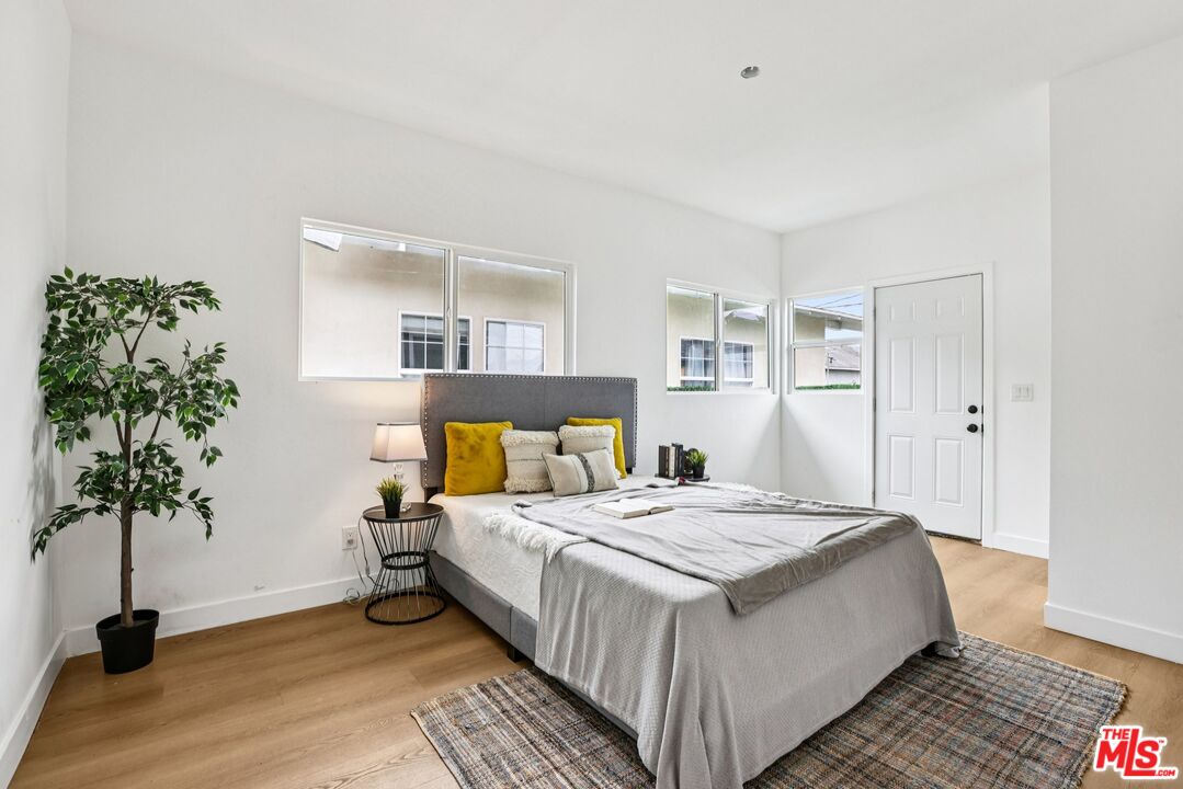 1320 W 51st Pl