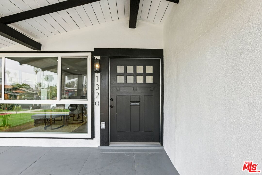 1320 W 51st Pl