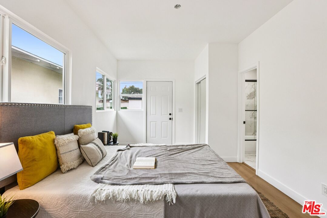 1320 W 51st Pl