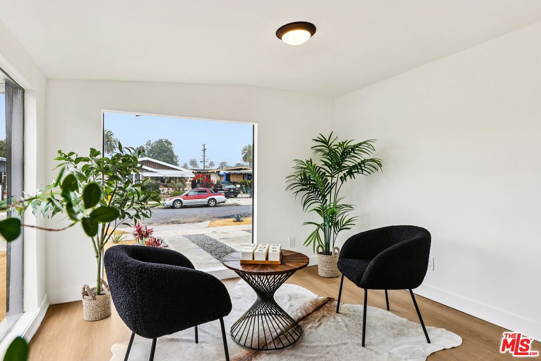 1320 W 51st Pl