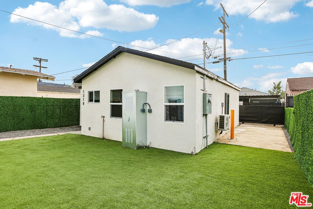 1320 W 51st Pl