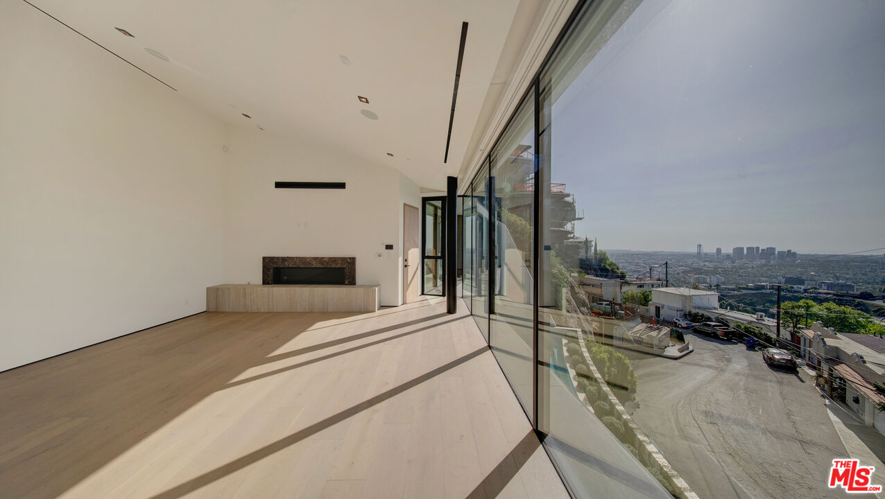 8765 Hollywood