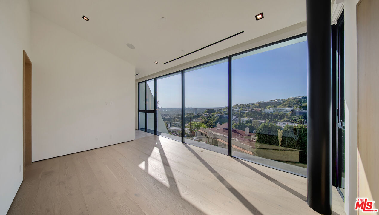 8765 Hollywood
