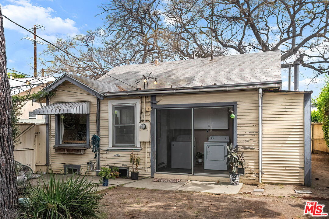 8966 Cadillac Ave