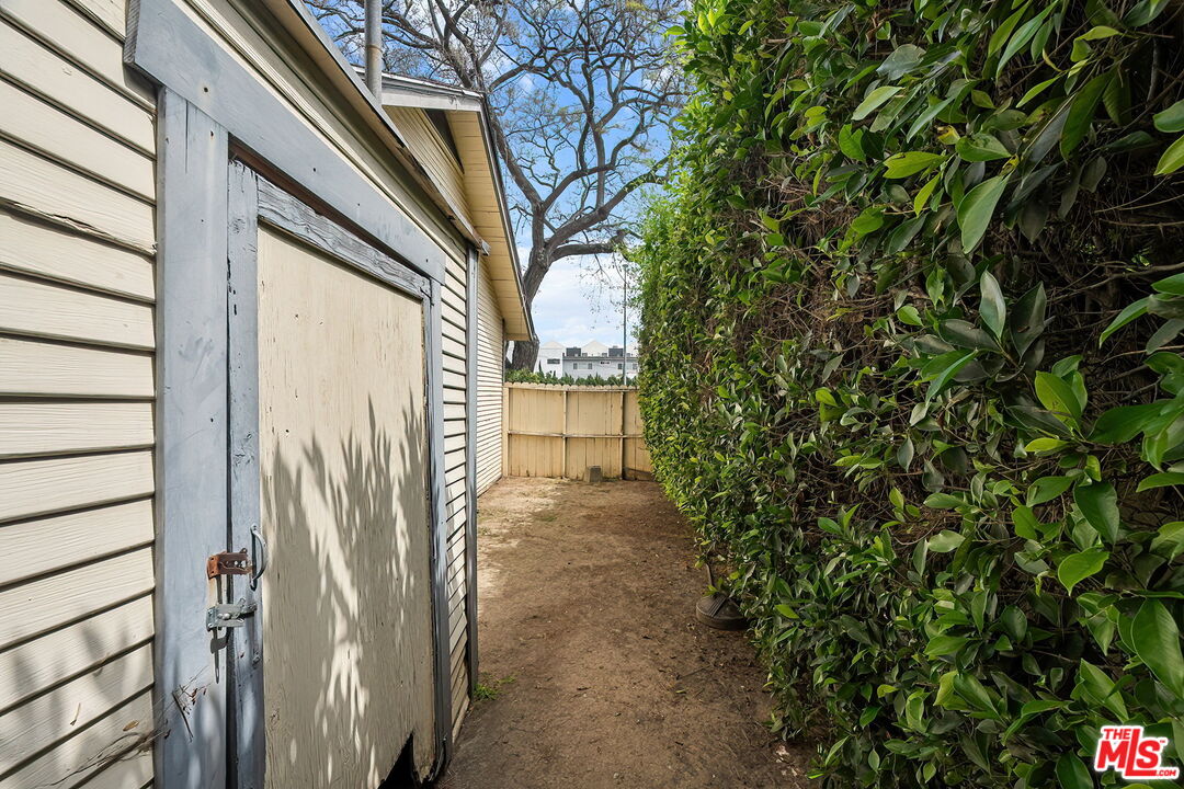 8966 Cadillac Ave