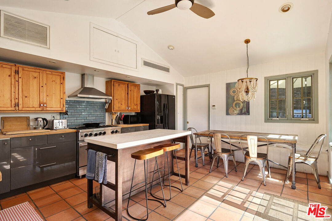 913 FERNWOOD PACIFIC DR