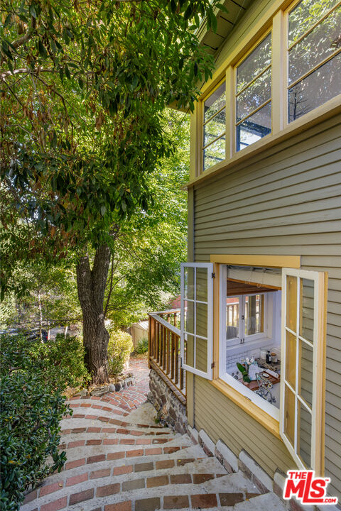 913 FERNWOOD PACIFIC DR