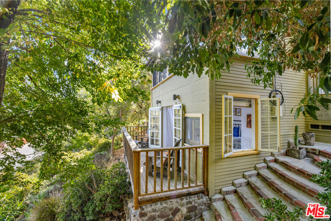 913 FERNWOOD PACIFIC DR