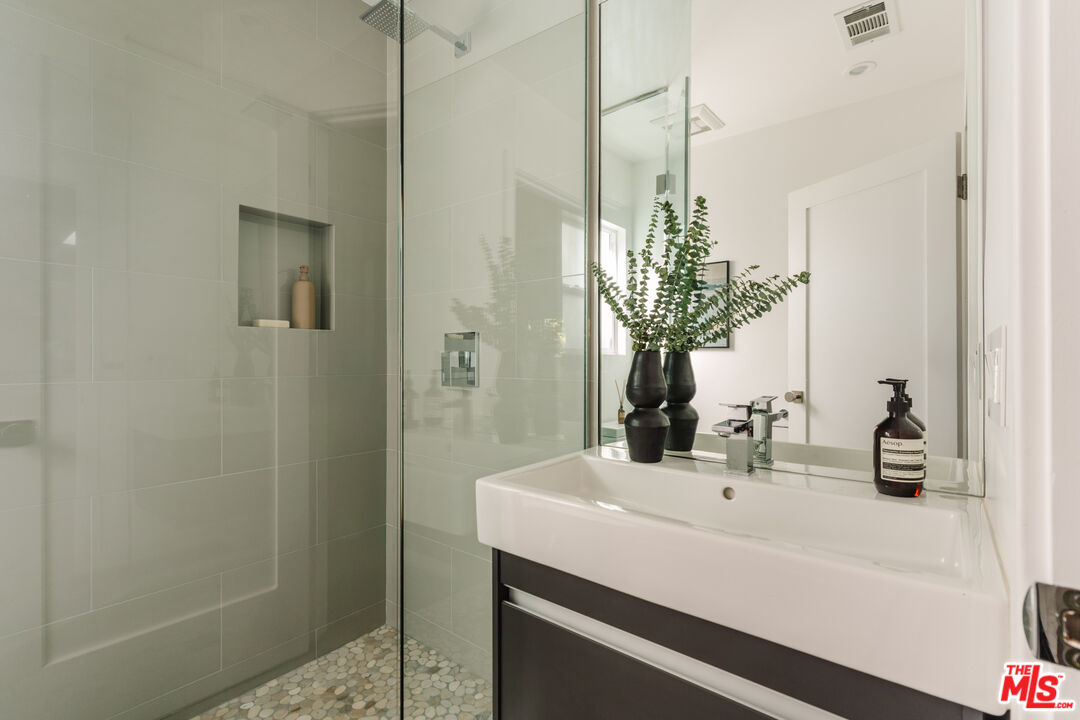 6152 Saint Clair Ave