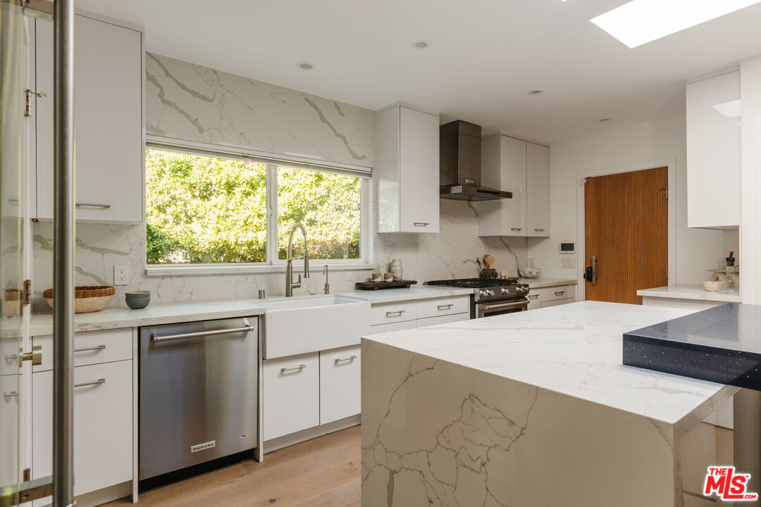 6152 Saint Clair Ave