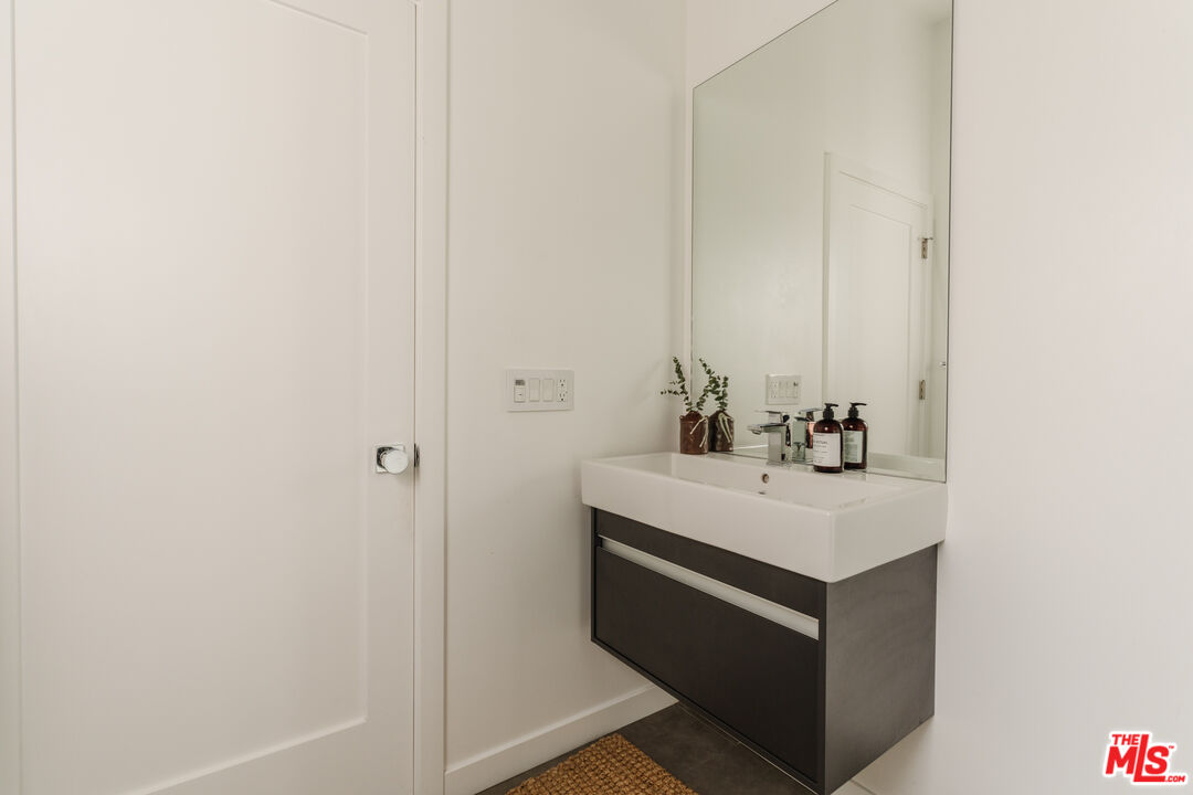 6152 Saint Clair Ave