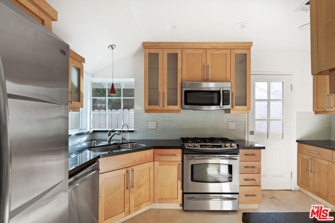 4343 Noble Ave