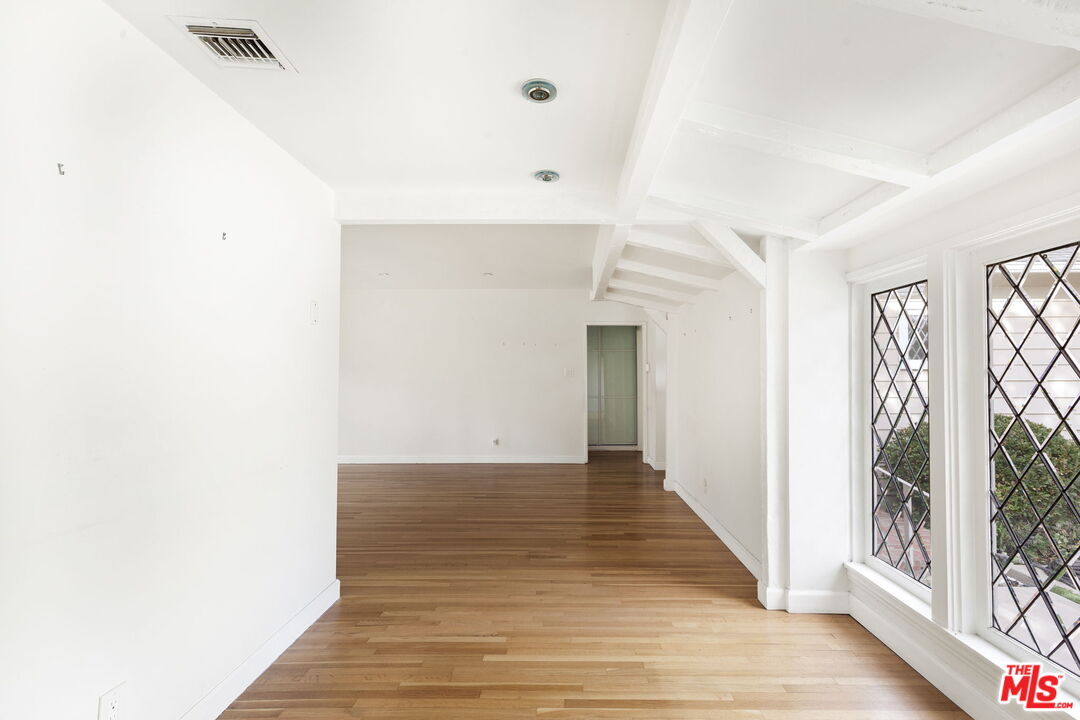 4343 Noble Ave