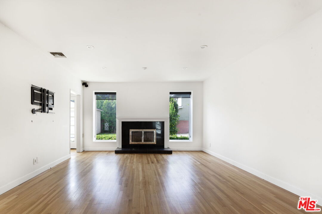 4343 Noble Ave