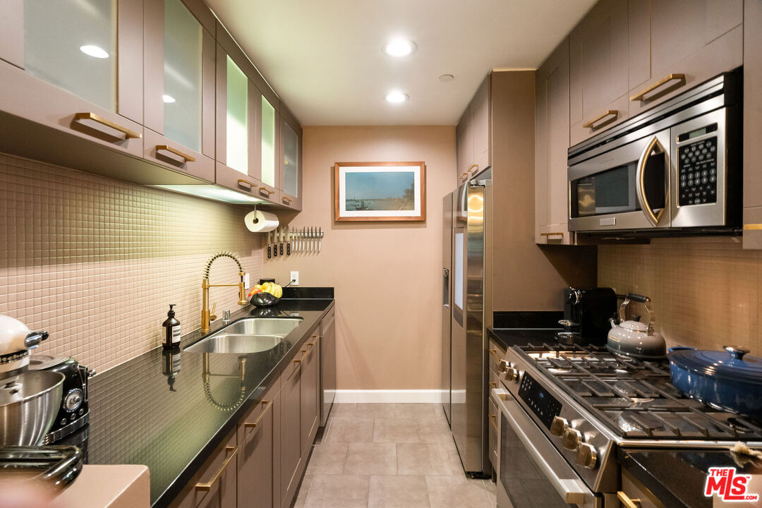 585 N Rossmore Ave Unit: 407
