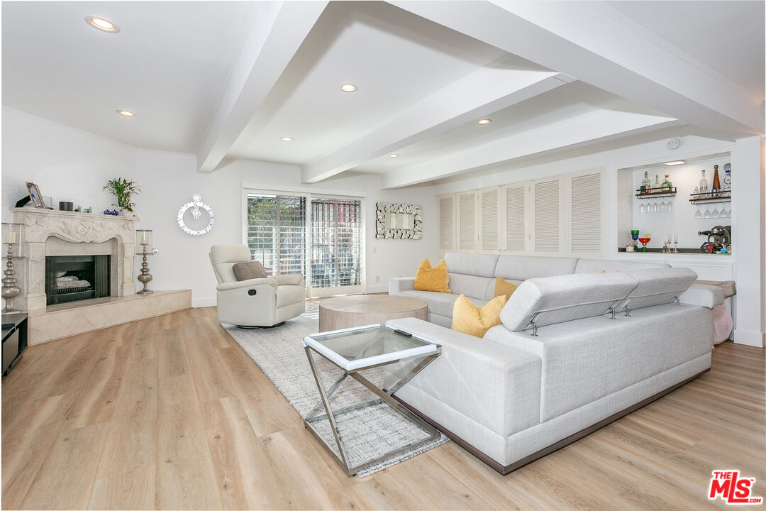 2385 Roscomare Rd Unit: D17
