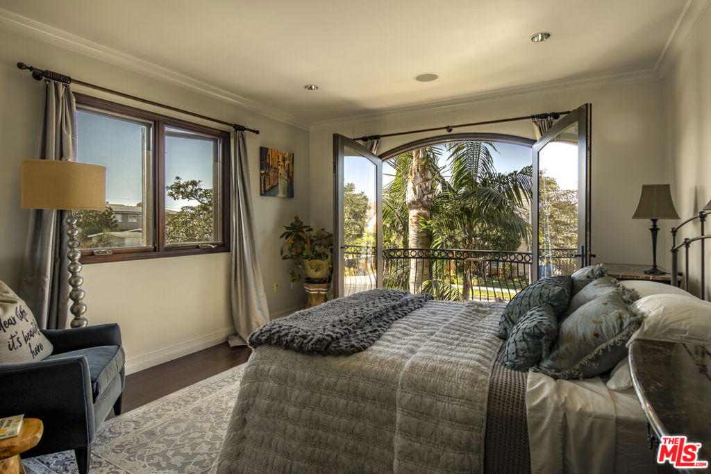 7222 Kentwood Avenue