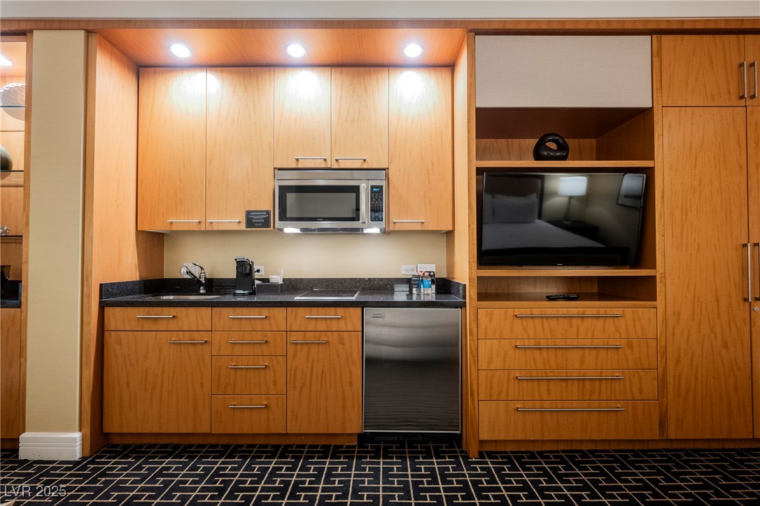 2000 North Fashion Show Drive 4302