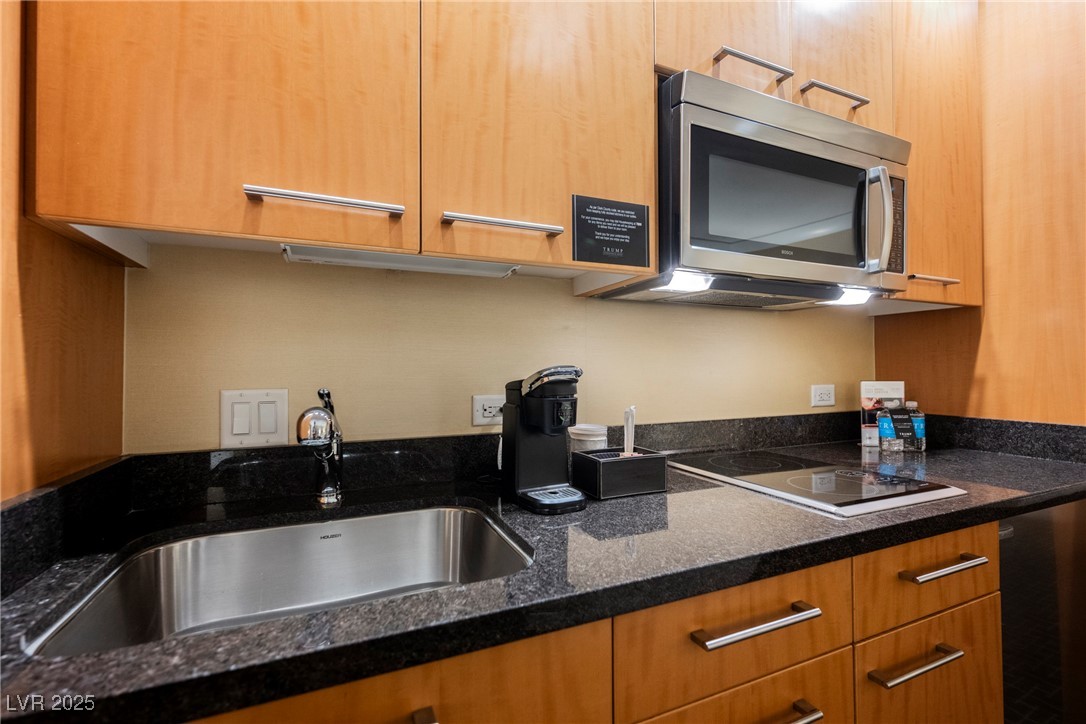 2000 North Fashion Show Drive 4302