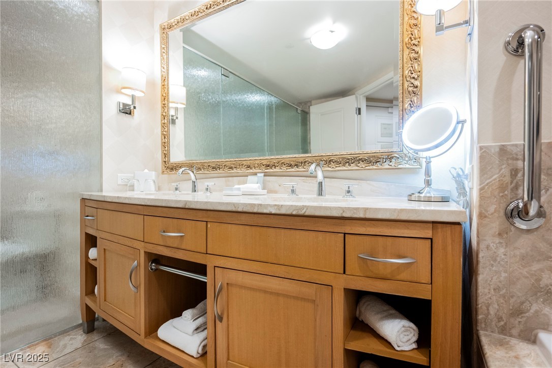 2000 North Fashion Show Drive 4302