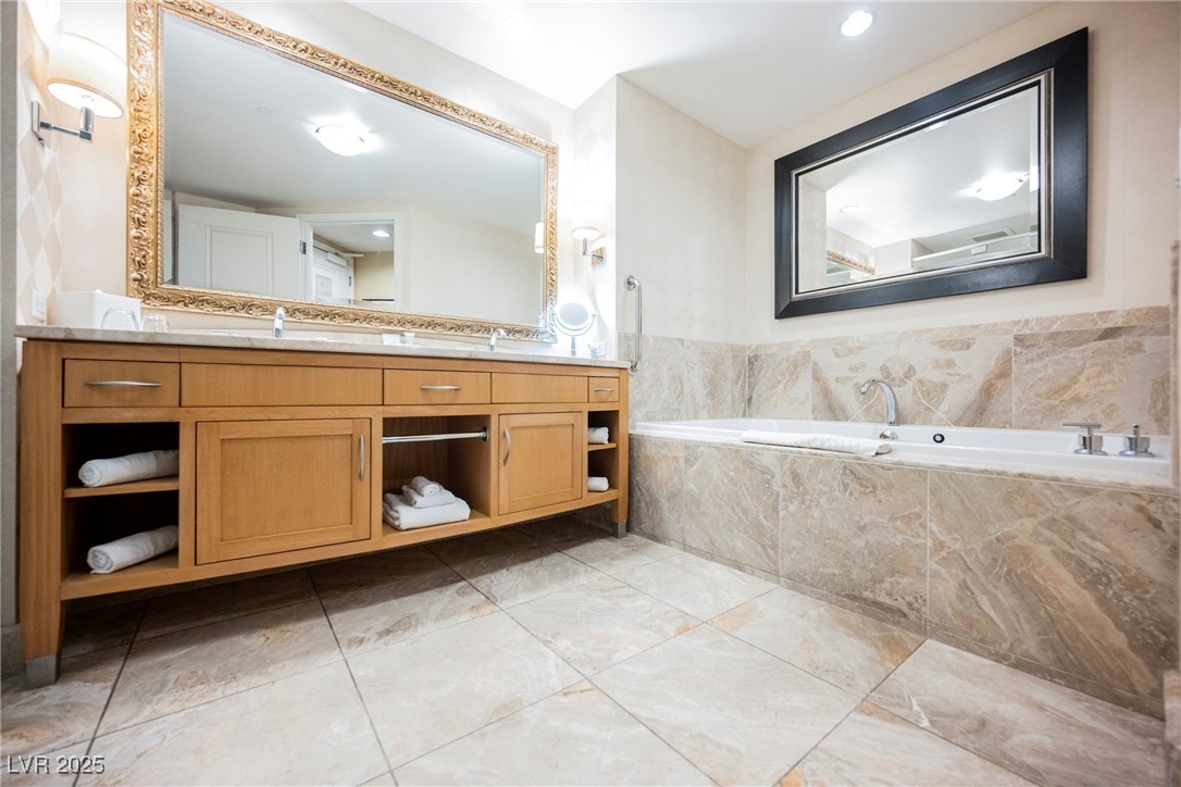 2000 North Fashion Show Drive 4302