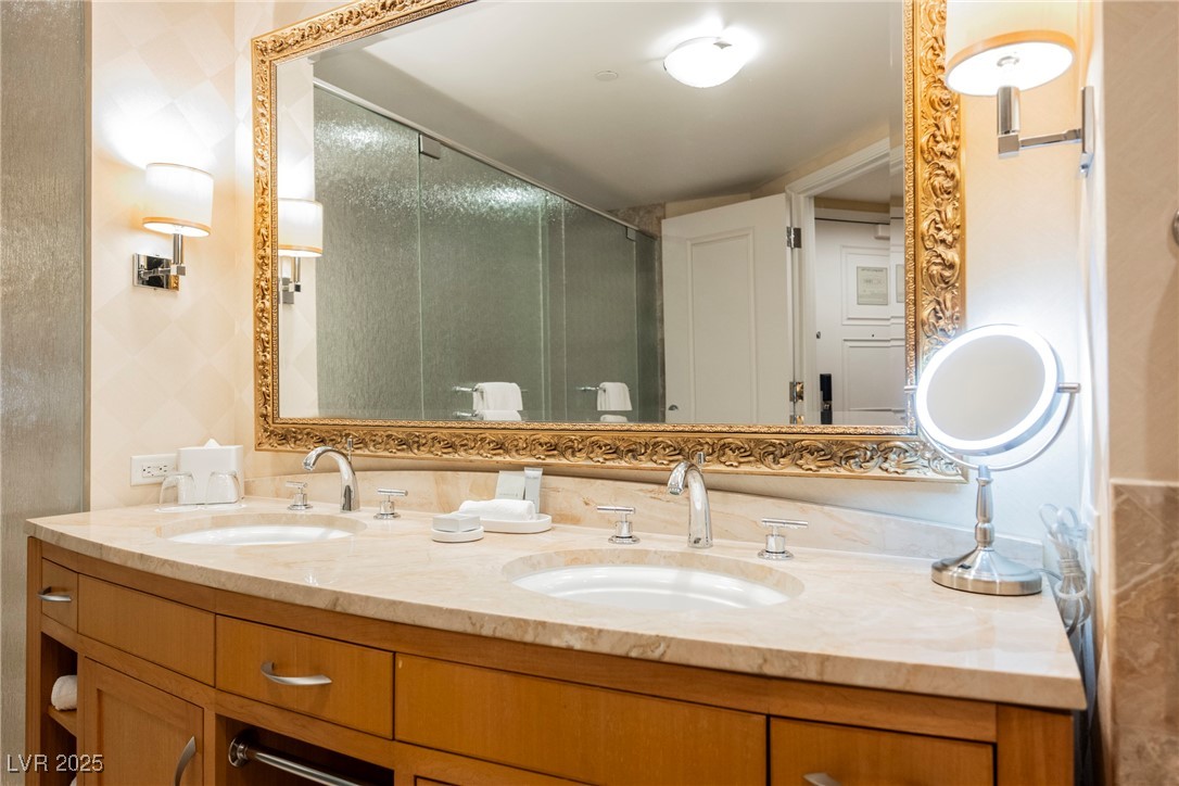 2000 North Fashion Show Drive 4302