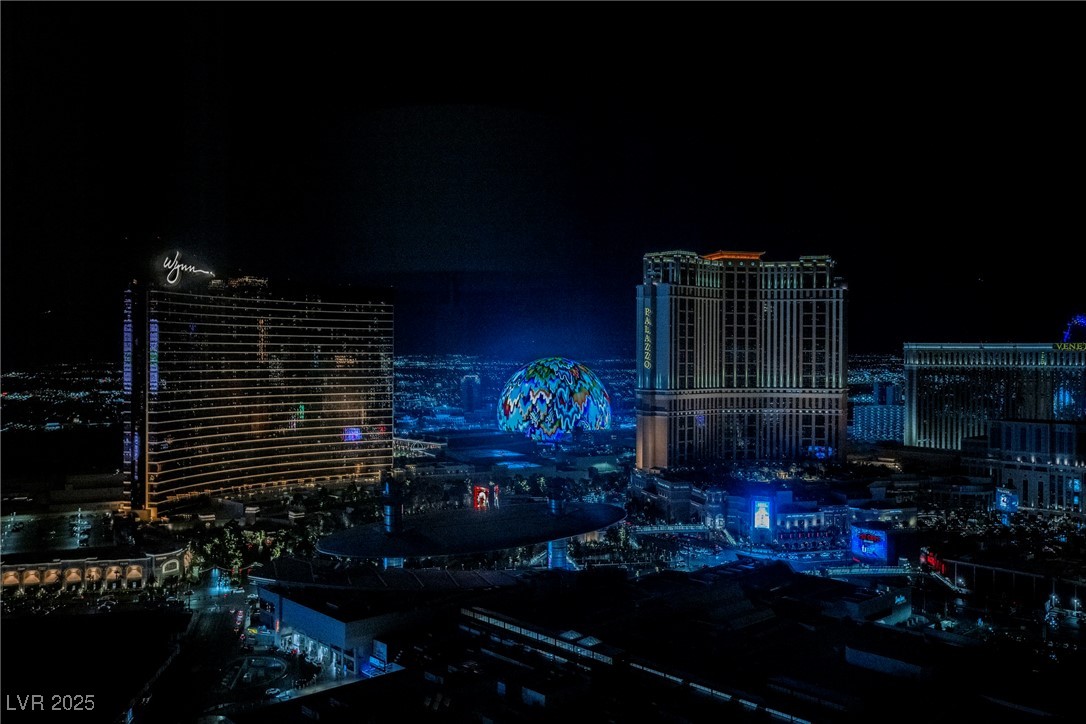 2000 North Fashion Show Drive 4302