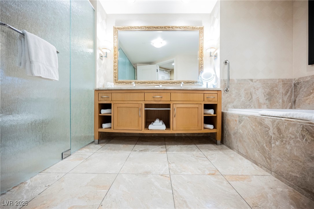 2000 North Fashion Show Drive 4302