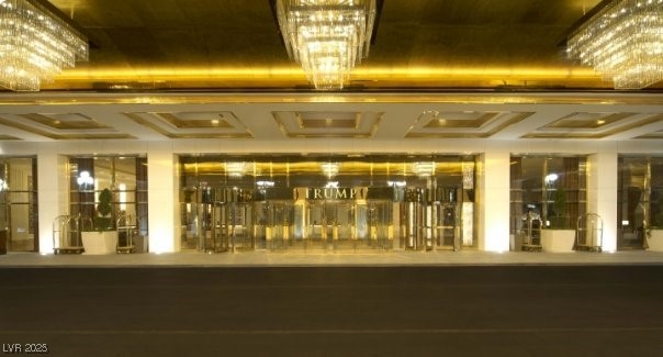 2000 North Fashion Show Drive 4302