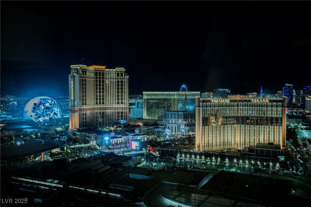 2000 North Fashion Show Drive 4302