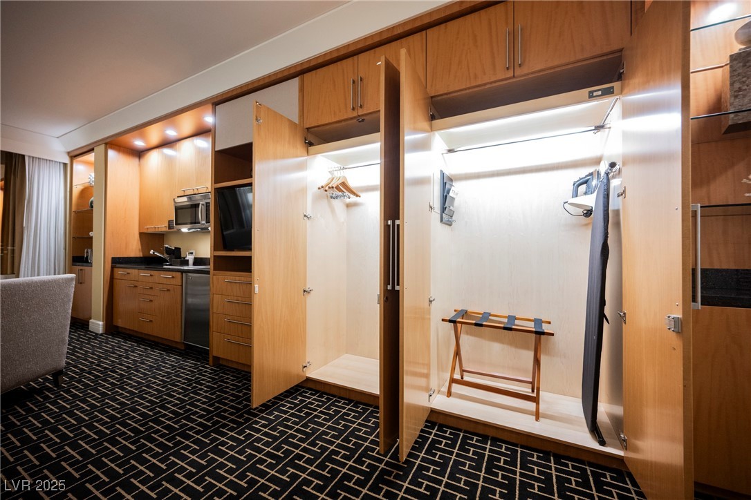 2000 North Fashion Show Drive 4302