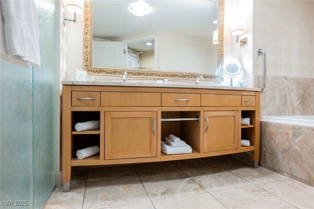 2000 North Fashion Show Drive 4302