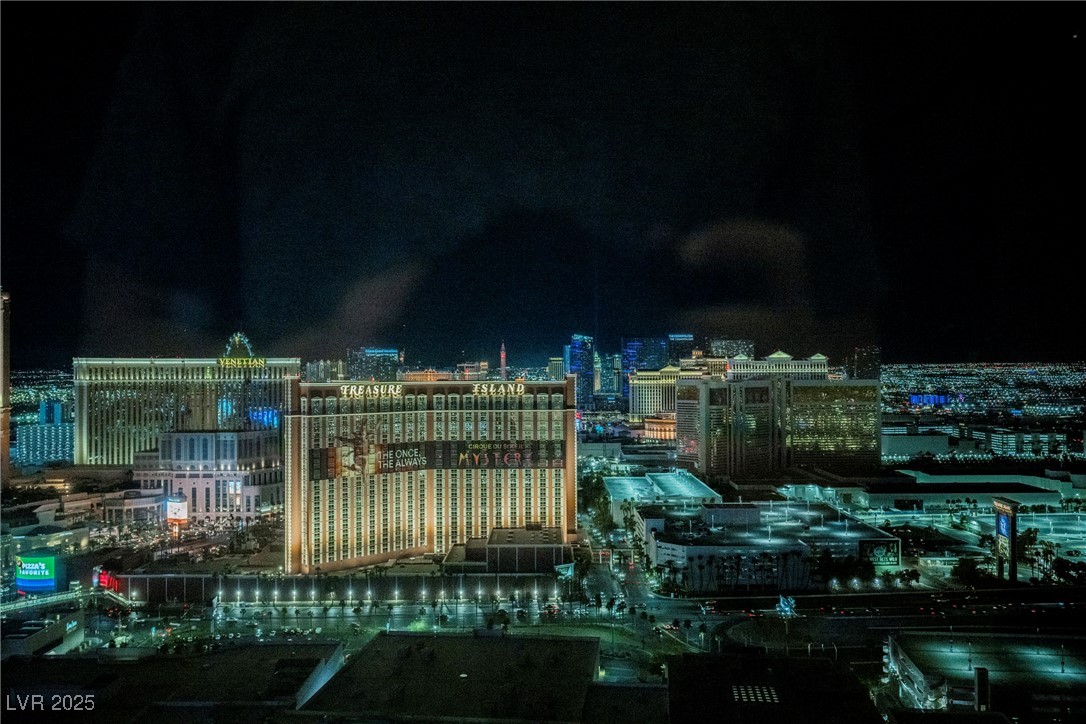 2000 North Fashion Show Drive 4302