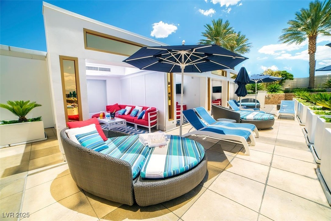 2000 North Fashion Show Drive 4302