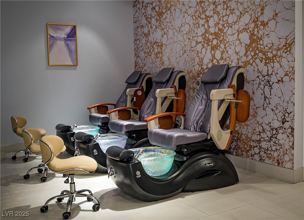 2000 North Fashion Show Drive 4302