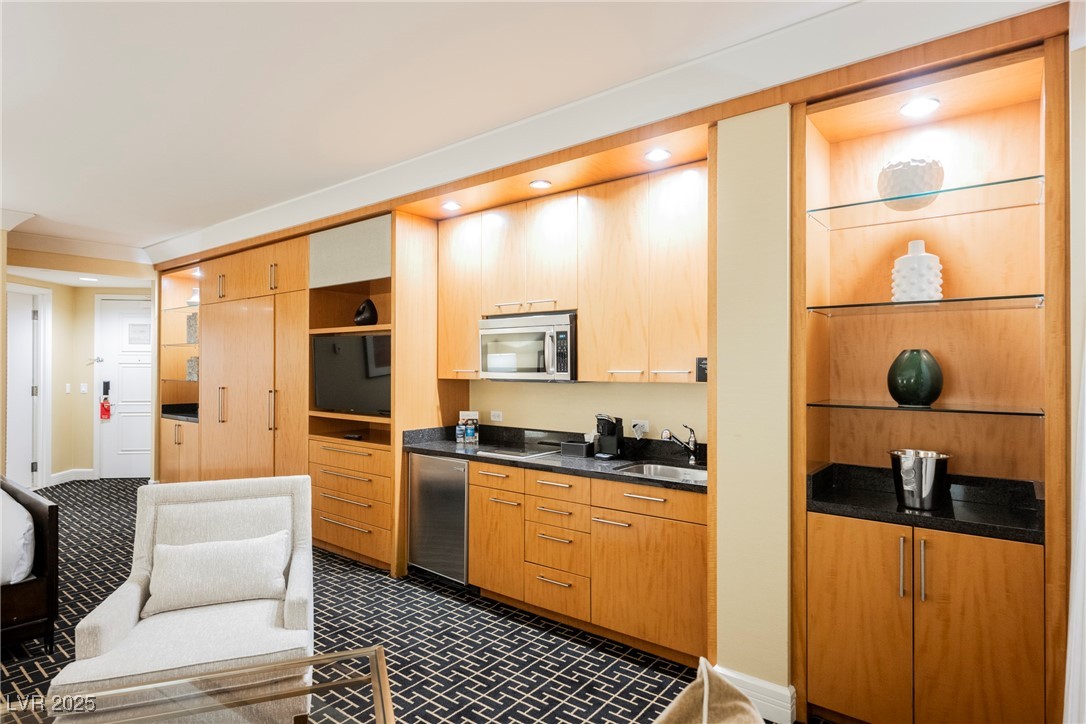 2000 North Fashion Show Drive 4301