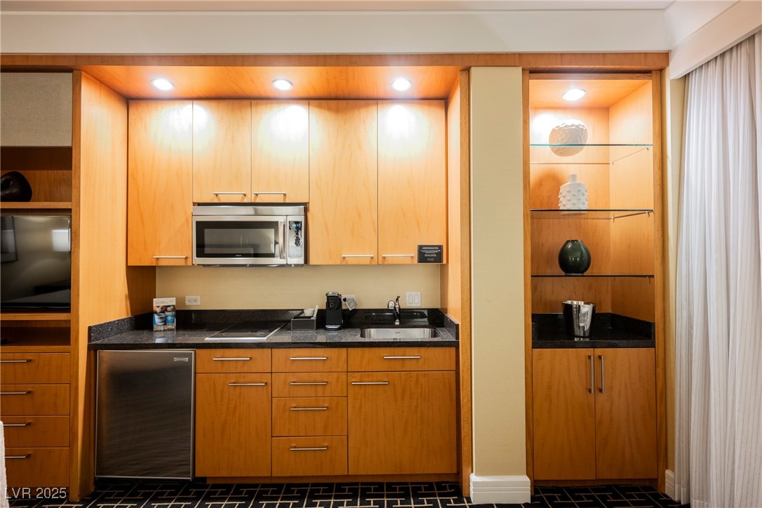 2000 North Fashion Show Drive 4301