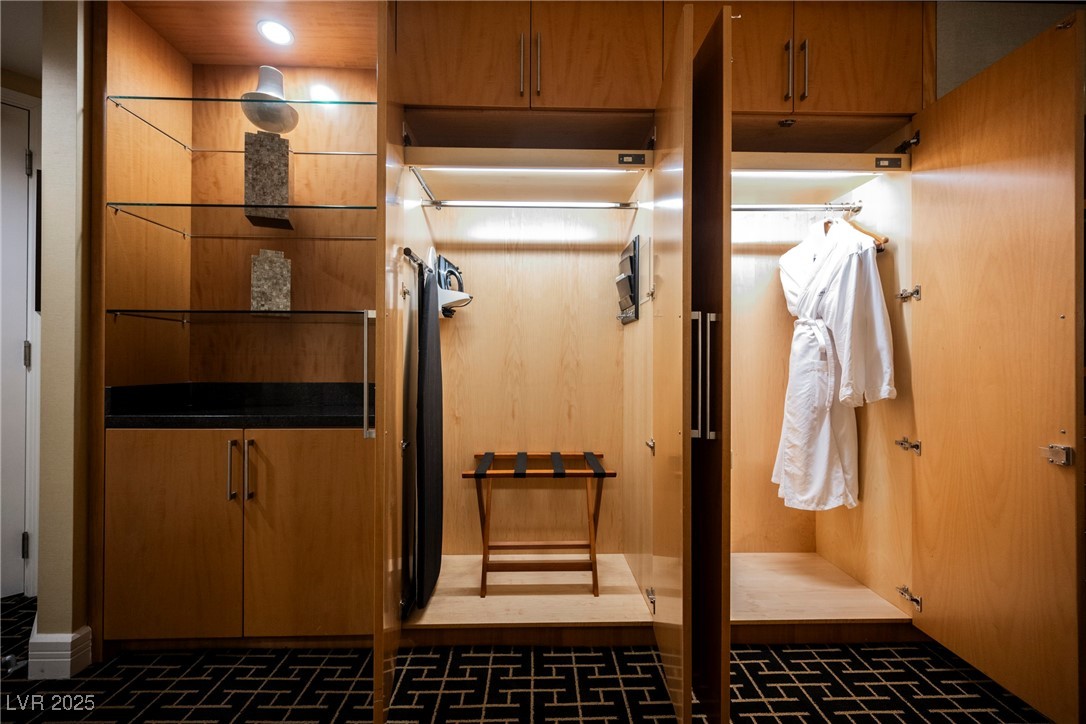 2000 North Fashion Show Drive 4301