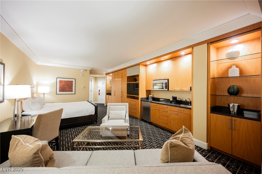 2000 North Fashion Show Drive 4301