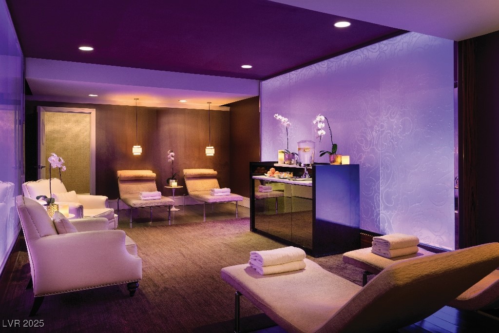 2000 North Fashion Show Drive 4301