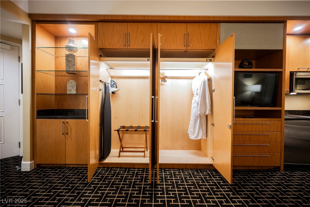 2000 North Fashion Show Drive 4301