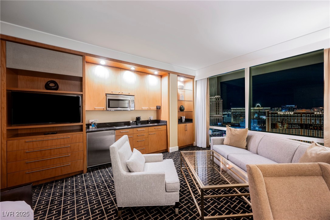 2000 North Fashion Show Drive 4301